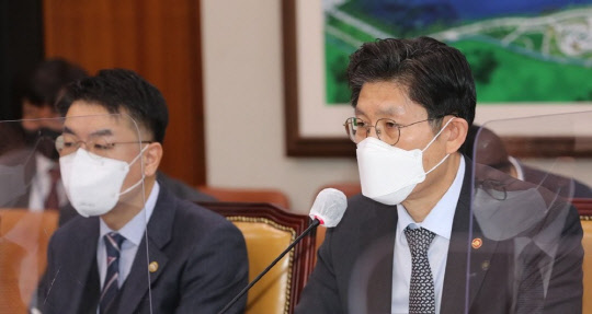 노형욱 국토교통부 장관이 4일 서울 여의도 국회에서 열린 국토교통위원회 전체회의에서 의원 질의에 답변하고 있다. <연합뉴스>